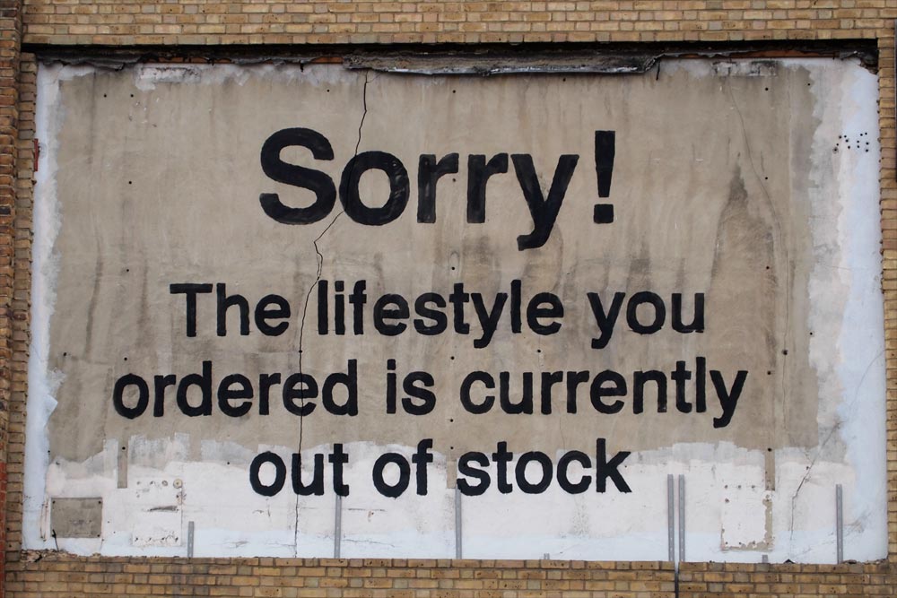 Scusateci! Lo stile di vita che avete ordinato è attualmente esaurito … di Banksy http://www.banksy.co.uk/outdoors/poplar3.html